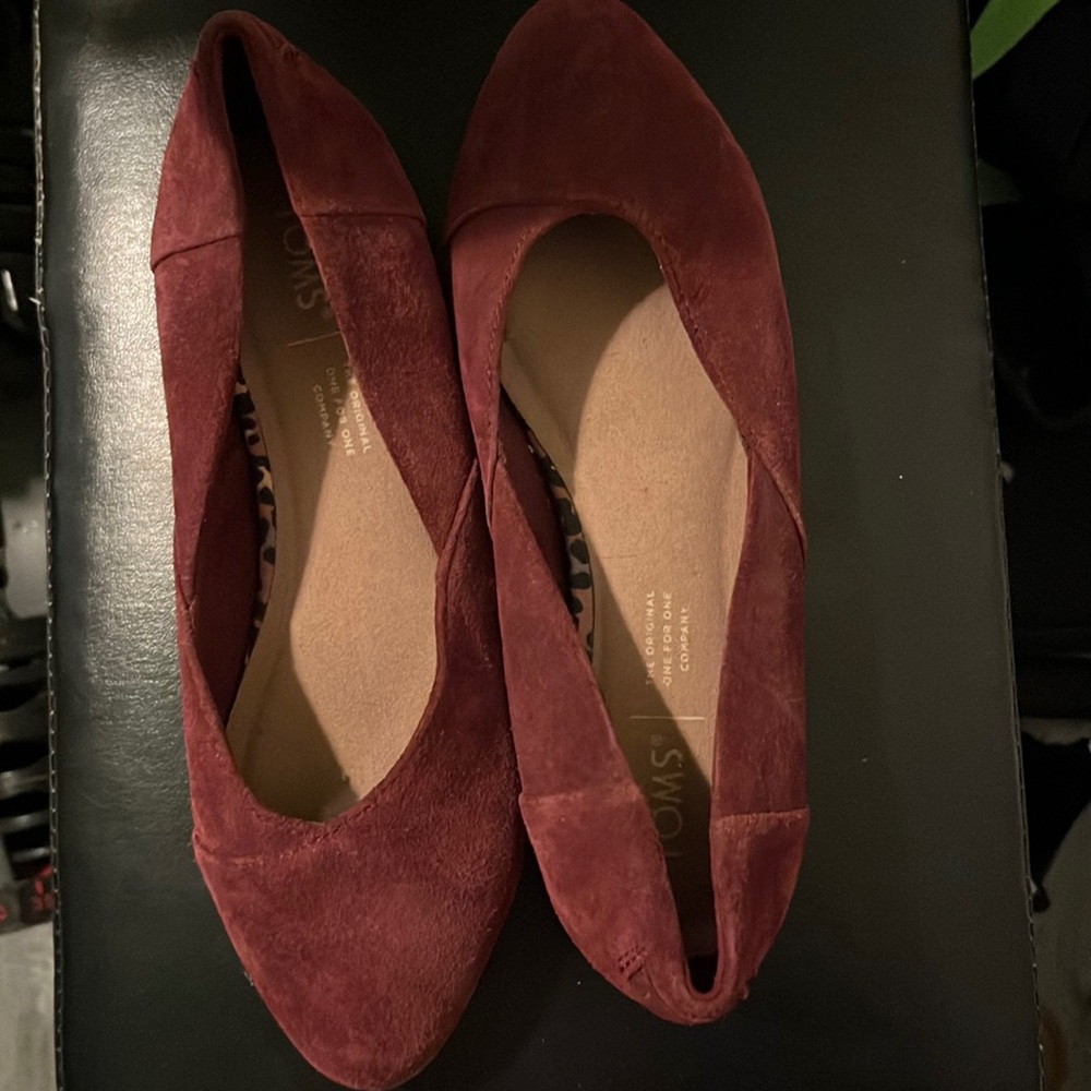 Cute flats, in burgundy color